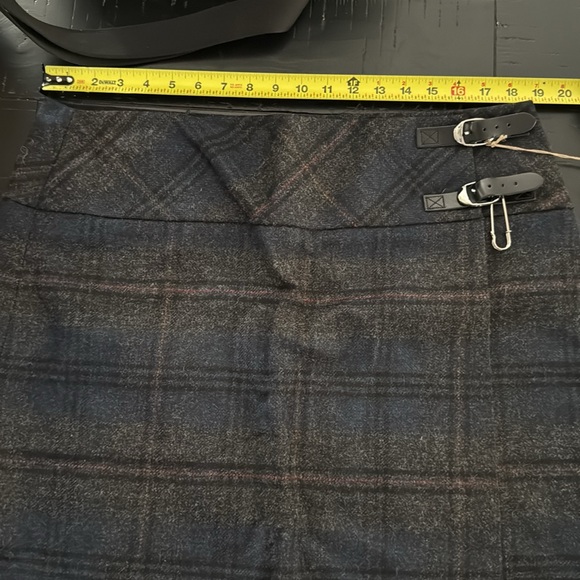 New Plaid kilt with Buckle Accents - Picture 4 of 4